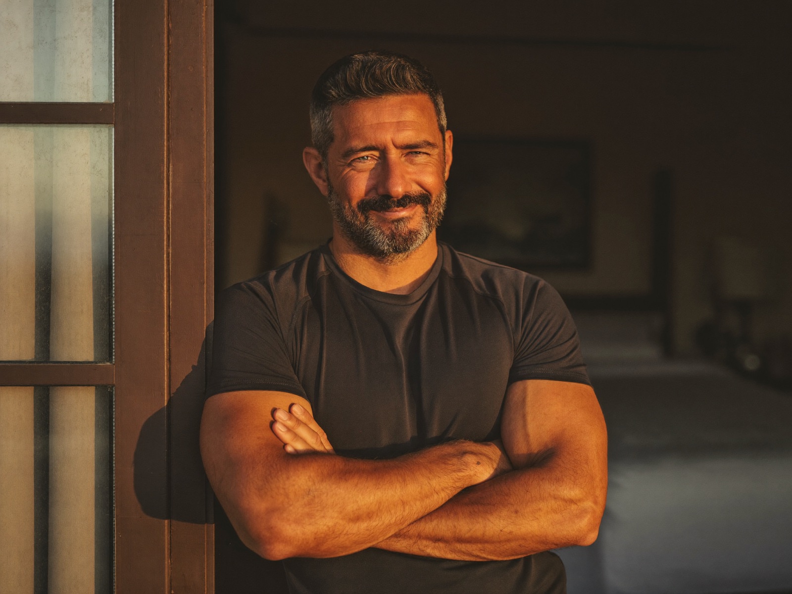 Homem 40+ confiante pela manhã